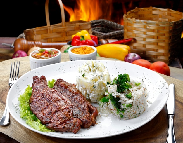 Bife grelhado com salada e purê de batatas