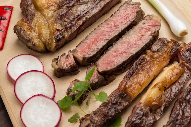 Bife grelhado, cortado em pedaços. Fechar-se