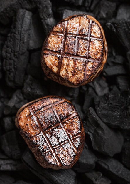 Bife grelhado de carne de porco suculenta na bobina de churrasco preto