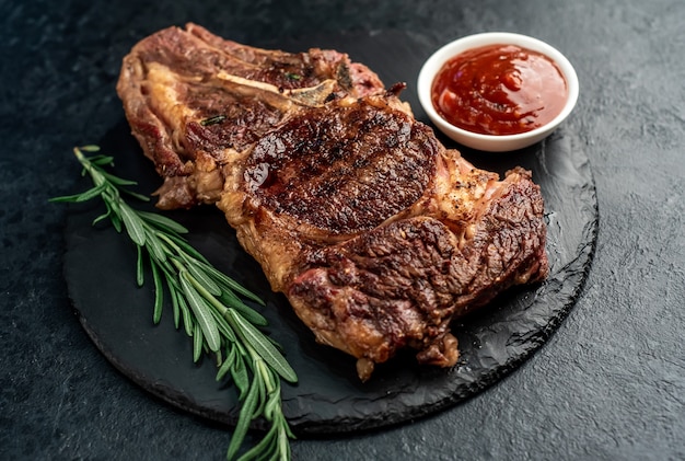 Bife grelhado de caubói em fundo de pedra