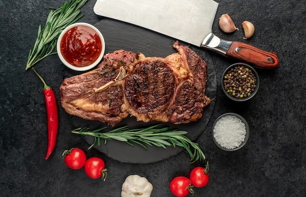 Bife grelhado de caubói em fundo de pedra