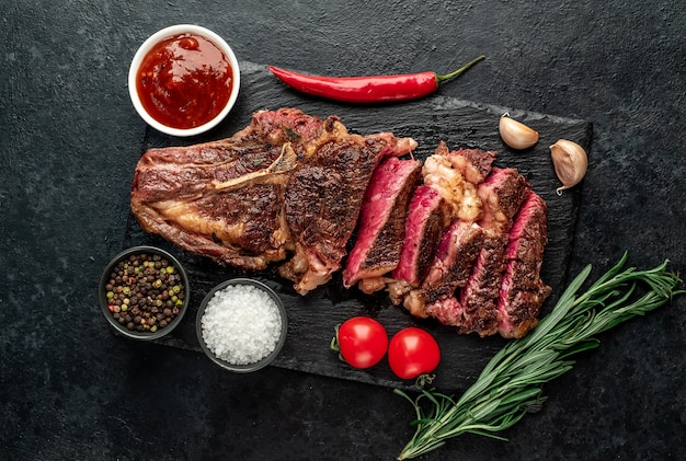 Bife grelhado de caubói em fundo de pedra