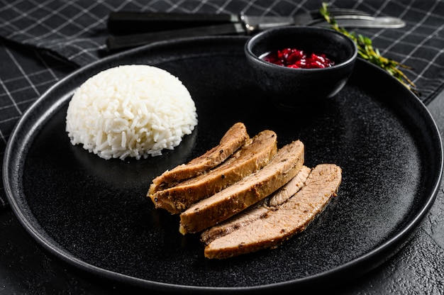 Bife grelhado de peito de peru com um prato de arroz. vista do topo.