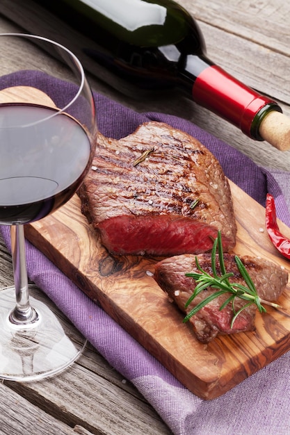 Bife grelhado e vinho tinto