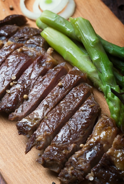 Bife grelhado em uma mesa de madeira rústica