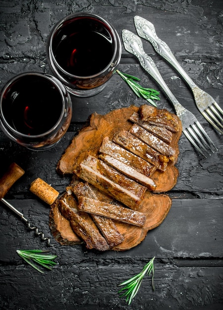 Foto bife grelhado fatiado com vinho