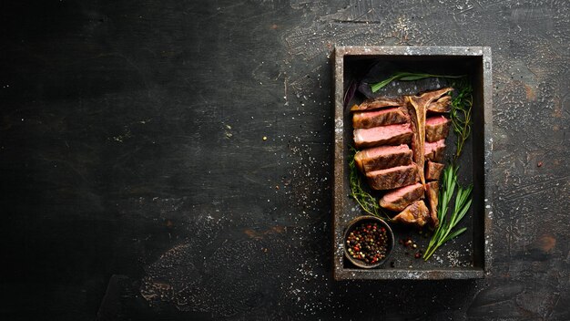 Bife grelhado na mesa antiga Vista superior Espaço livre para texto