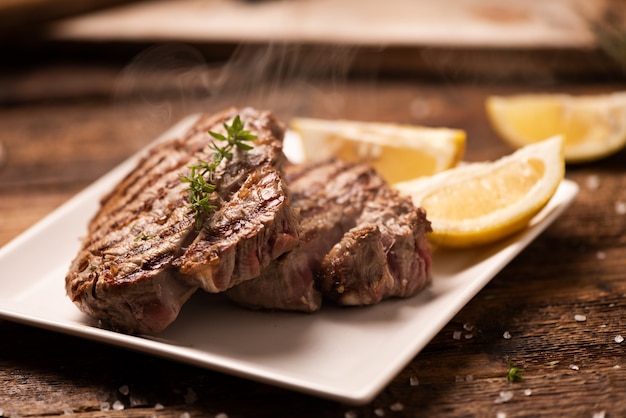 Bife grelhado na tábua de madeira