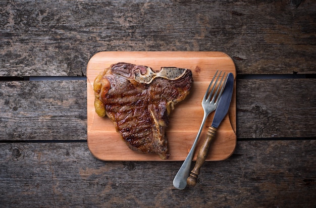 Bife grelhado na tábua de madeira