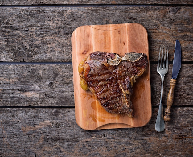 Bife grelhado na tábua de madeira