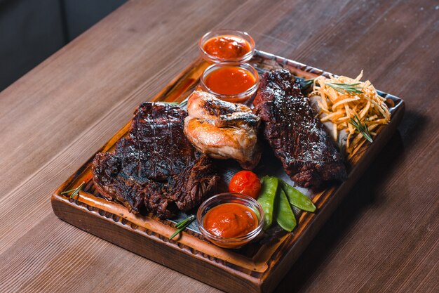 Bife grelhado servido com legumes e ervas decoradas com guardanapo sobre placa de madeira rústica