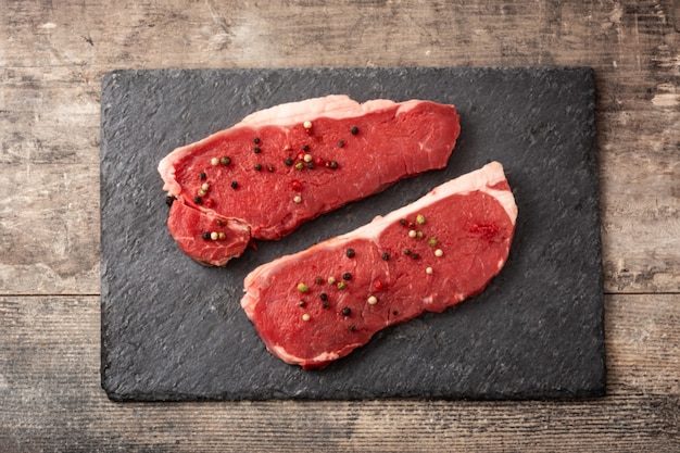 bife guarnecido com pimenta na mesa de madeira