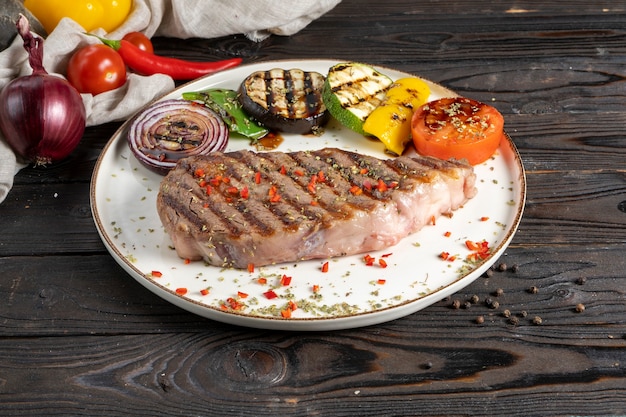 Bife de lomo con verduras a la plancha.