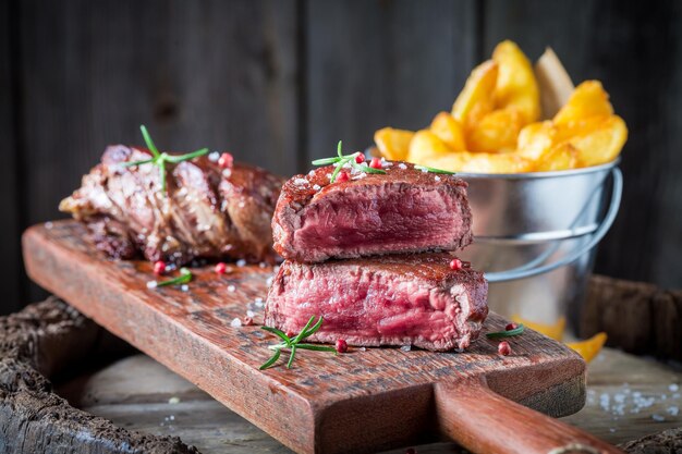 Bife malpassado médio e batatas fritas com alecrim e sal