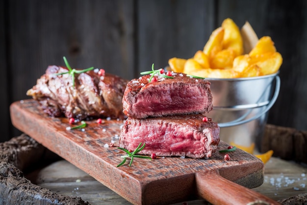 Bife malpassado médio e batatas fritas com alecrim e sal