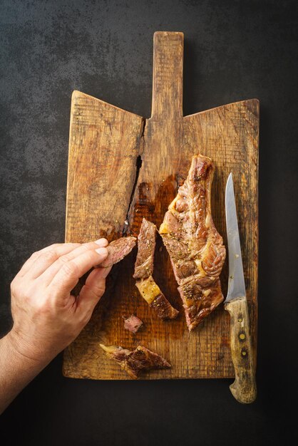 Bife na tábua de madeira