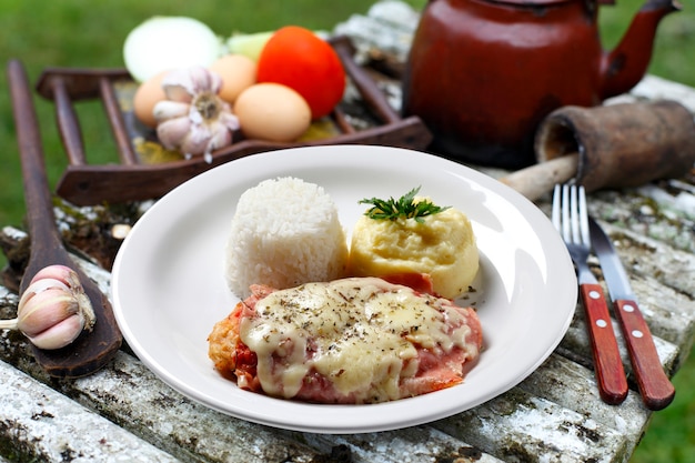 El bife a la parmesana con patata y arroz