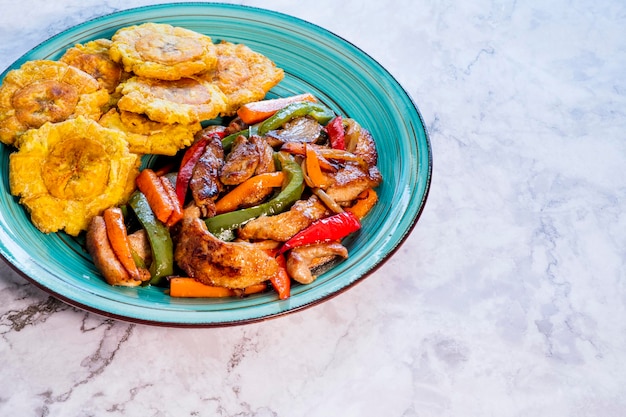 Foto bife picado ou bistec picao e patacones são fatias de banana verde fritas, comida latina, panamá