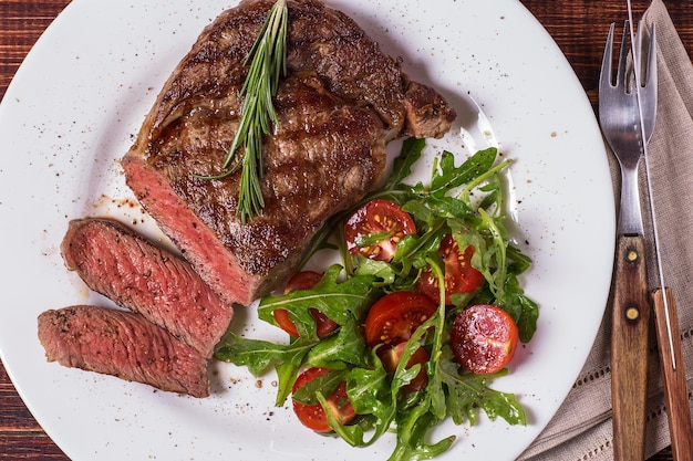 Bife Ribeye com rúcula e tomate