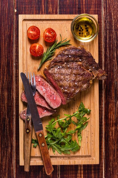 Bife Ribeye com rúcula e tomate