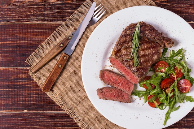 Bife Ribeye com rúcula e tomate