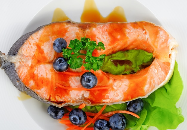 Bife Salmon com vegetais e fruta.