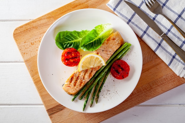 Bife salmon Roasted com os tomates dos asparagos com legume fresco.