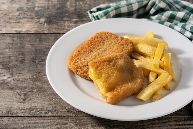 Bife San Jacobo recheado com queijo e presunto