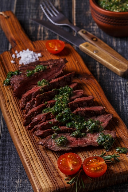 Foto bife servido a bordo com salsa verde