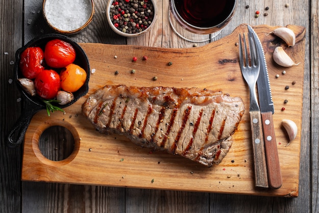 Foto bife striploin, grelhado com pimenta e alho.