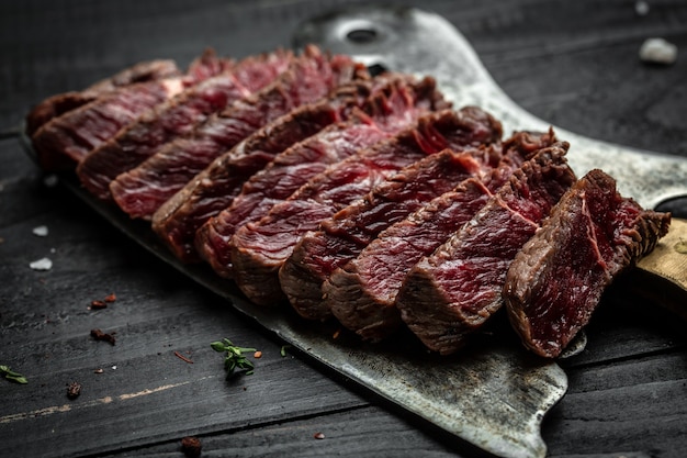 Bife suculento com faca de açougueiro. Fundo de receita de comida. Fechar-se