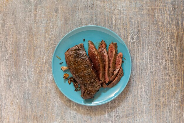 Bife suculento com sangue frito em uma panela vista superior comida tradicional