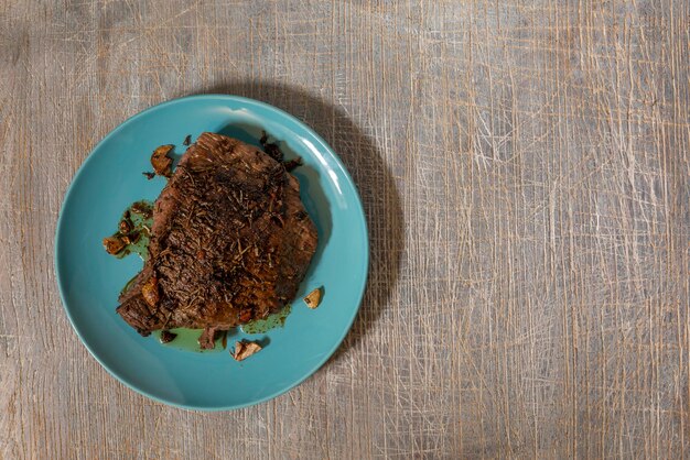 Bife suculento com sangue frito em uma panela vista superior comida tradicional