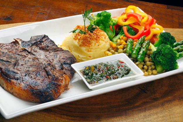 Bife T bone com salada