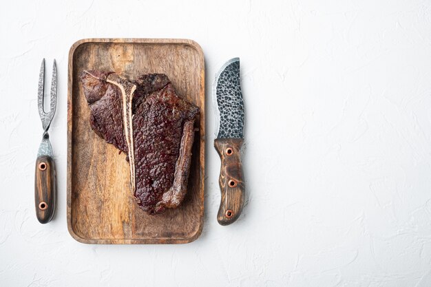 Bife t bone grelhado, em bandeja de madeira