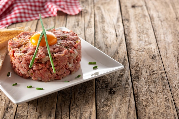 Bife tártaro na mesa de madeira