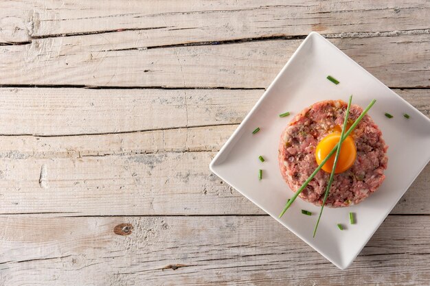 Bife tártaro na mesa de madeira