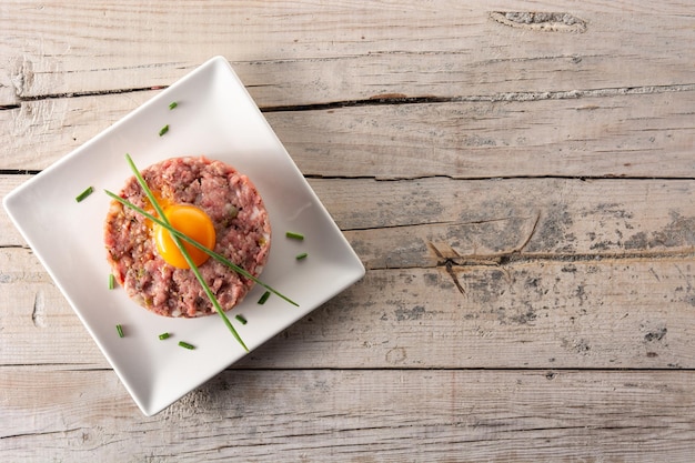 Bife tártaro na mesa de madeira