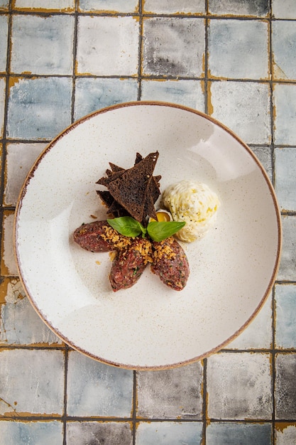 Bife tártaro Prato e prato branco bife tártaro clássico sobre fundo branco