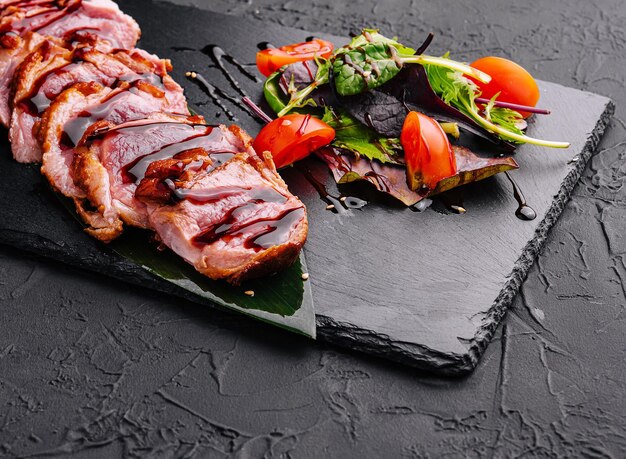 Bife tataki japonês com alface e tomate