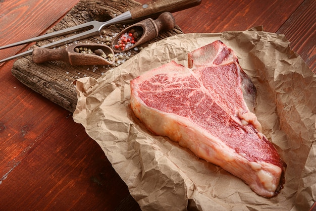 bife tbone cru para o dia da bênção e férias de natal. Um pedaço de carne orgânica fresca da fazenda