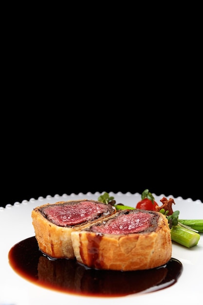 Foto bife wellington com aspargos chanterelles e trufa negra com molho razmarin picante