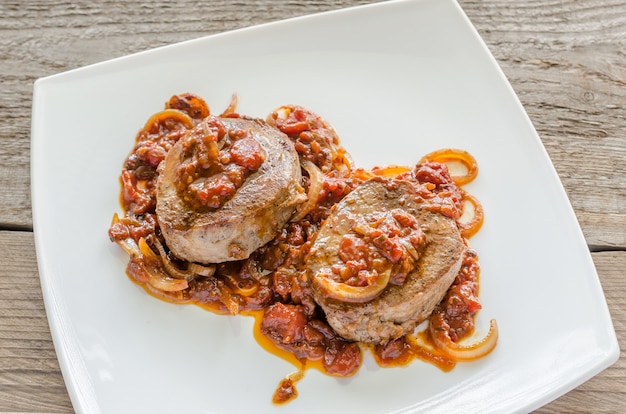 Bifes Angus com molho de tomate assado