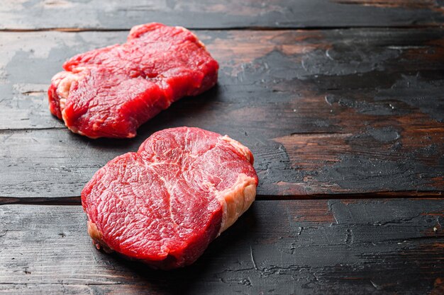 Bifes de alcatra crus em uma mesa de madeira