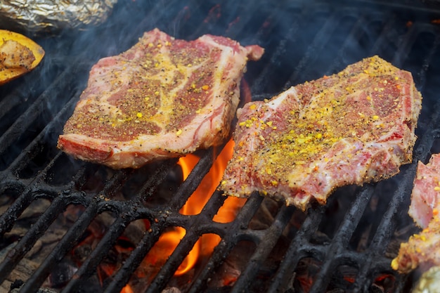 Bifes de carne de porco grelhada na grelha