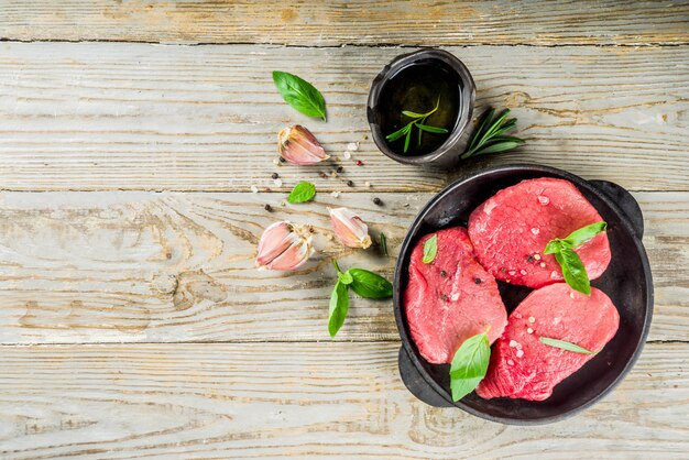 Bifes de carne fresca crua com especiarias