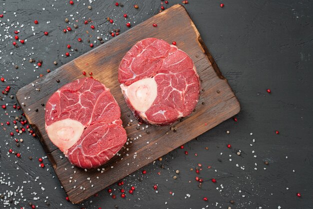 Bifes de filé de carne crua em fundo de madeira