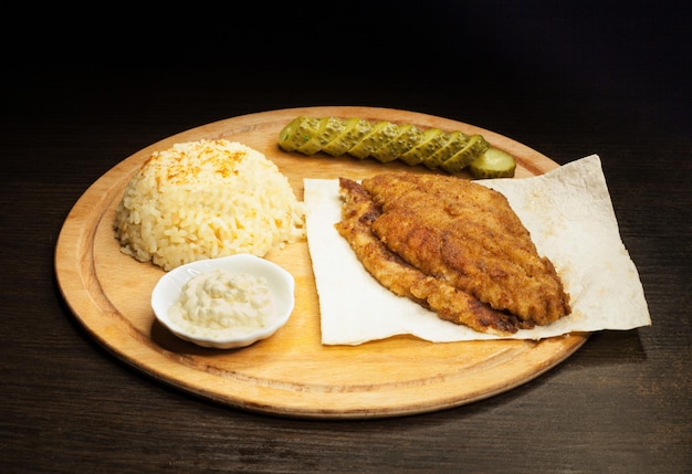 Bifes de frango grelhado com legumes e arroz na tábua