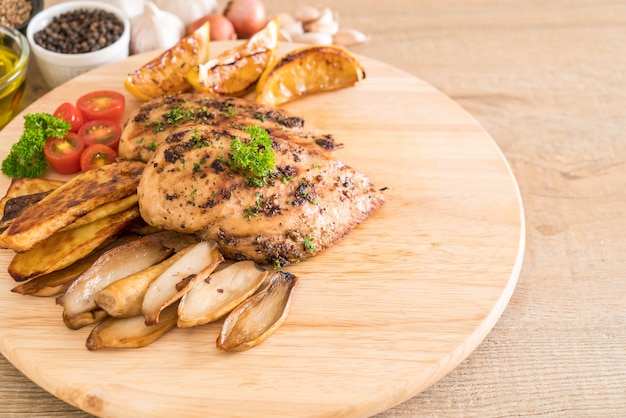 Foto bifes de frango grelhado com legumes