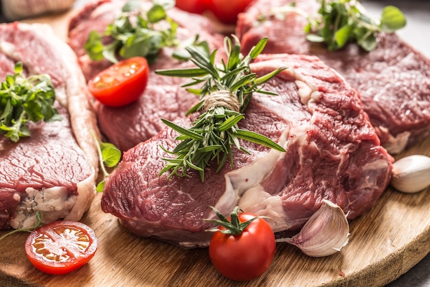 Bifes de olho de ribe com alecrim orégano e tomate.